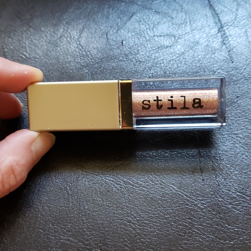 Glitter & Glow liquid eyeshadow in Kitten Karma